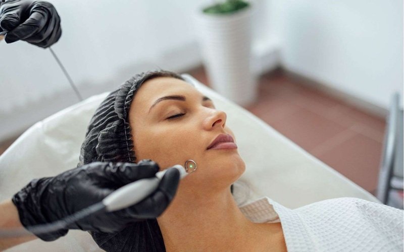 How Cosmetologists & Dermatologists Work: Procedures, Equipment, and Business Growth